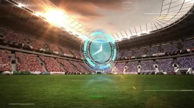 Dramatik gökyüzü altında yeşil alan üzerinde dijital hedef animasyonu olan stadyum. Spor, arena, skor tabelası, gelecek, teknoloji, sanal