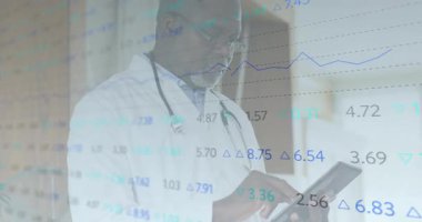 Tabletteki finansal verileri analiz eden bir doktor ve ofisteki grafiklerin animasyonu. Finans, analitik, teknoloji, yenilik, profesyonel, yatırım