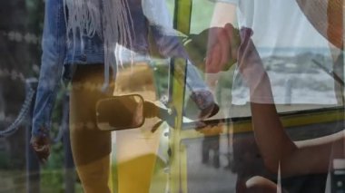 Parkta yürüyen, arka planda şehir manzarası animasyonu olan bir çift. şehir, açık hava, ilişki, ufuk çizgisi, romantik, gezinti