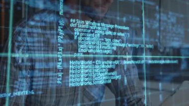 Şeffaf ekranda programlama animasyonu, teknoloji ortamında çalışan kişi. Teknoloji, yenilik, kodlama, fütüristik, ekran, yazılım