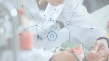 Laboratuvardaki odaklanmış bilim adamı üzerinde bağlantılar ve veri işleme animasyonu ağı. Bilim, teknoloji, yenilik, laboratuvar, araştırma, analitik