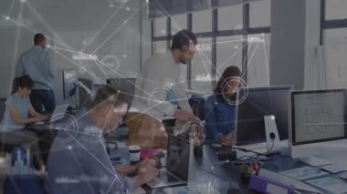 Ofiste, ağ bağlantıları ve veri işleme animasyonu olan çeşitli iş adamları. teknoloji, yenilik, takım çalışması, işbirliği, dijital, bağlantı