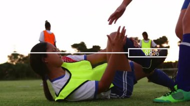 Gün batımında futbol sahasında takım arkadaşına yardım etmek, sportmenlik gösteren biri. Takım çalışması, yardım, işbirliği, arkadaşlık, dostluk, takım çalışması