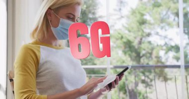 Maske takan, arka planda 6G animasyonu olan akıllı telefon kullanan bir kadın. Teknoloji, iletişim, dijital, yenilik, gelecek, bağlantı