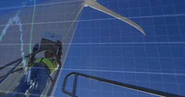 İnşaat işçisi, bina iskelesi, finansal grafik kaplama animasyonu. finans, sanayi, veri, ekonomi