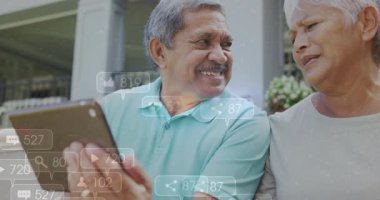 Sosyal medya tebligatlarıyla tablet kullanan yaşlı çift birlikte gülümsüyor. Teknoloji, yaşlılar, yaşam tarzı, mutluluk, bağlantı, iletişim