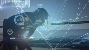 Okyanusla egzersiz yapan, dijital ağ animasyonu olan kişi siluet ile örtüşüyor. Fitness, teknoloji, bağlantı, sağlık, gün batımı, açık hava