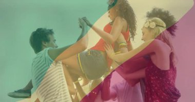 Arkadaşını neşeli bir şekilde kaldırmak, dışarıda animasyon okulunda grup olarak kutlama yapmak. Kutlama, arkadaşlık, mutluluk, eğlence, heyecan