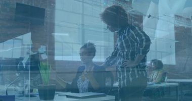 Ofis masasında iş birliği, dijital veri için animasyon kullanan iş adamları. takım çalışması, işbirliği, teknoloji, yenilik, analitik