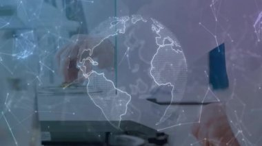 Laboratuvar ekipmanları ve bilimsel çevre üzerine dijital dünya haritası animasyonu. Bilim, teknoloji, yenilik, araştırma, veri, fütürist
