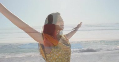 Kollarını neşe içinde uzatan, huzurlu bir şekilde plajda meditasyon yapan bir kadın. Farkındalık, sükunet, zen, sağlık, rahatlama, meditasyon