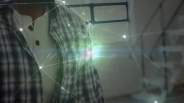 Ağ bağlantıları ve veri işleme animasyonlarıyla çalışan adam. Teknoloji, dijital, bağlantı, iletişim, altyapı, fütürist