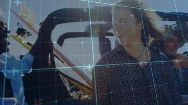 Tekneye binen, dijital ızgara deneyimi yaşayan insanlar suyun üzerinde animasyon oluşturuyorlar. Teknoloji, yenilik, fütüristik