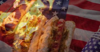 Alevler, Amerikan bayrağında sosislileri kızartıyor, barbekü kutlamalarını çağrıştırıyor. barbekü, vatanseverlik, yemek, tatil, yaz, aşçılık