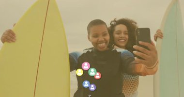 Selfie çekmek, renkli kullanıcı simgeleri olan insanlar, animasyon tarzı. Teknoloji, sosyal medya, iletişim, dijital, bağlantı, ağ