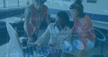 Masa başı iş birliği, farklı takımlar okulda veri canlandırma animasyonunu kullanıyor. Takım çalışması, işbirliği, çeşitlilik, beyin fırtınası, yenilik, eğitim