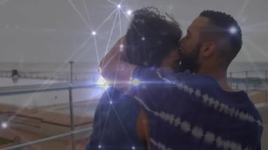 Animasyon ağlarıyla balkonda kucaklaşan çift. Teknoloji, romantizm, sanal, dijital, iletişim, fütürist