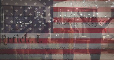 Çeşitli arkadaş grupları üzerinde havai fişeklerle kutlama yapan Amerikan bayrağı. Vatanseverlik ve kutlama konsepti dijital olarak oluşturulmuş imaj.