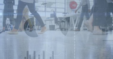 İş adamları üzerinden finansal veri işleme görüntüsü. küresel iş, bağlantılar ve veri işleme kavramı dijital olarak oluşturulmuş görüntü.