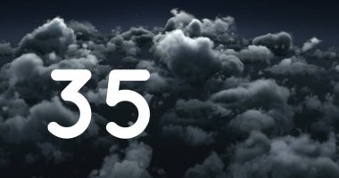 Gökyüzünde büyük beyaz 35 numaralı kara fırtına bulutları oluşuyor. Hava, atmosfer, uğursuz, karamsar, dramatik