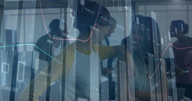 İş adamları üzerinden finansal veri işleme görüntüsü. küresel iş, bağlantılar ve veri işleme kavramı dijital olarak oluşturulmuş görüntü.