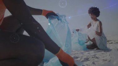 İnsanlar plajda dijital ağ animasyonu ile çöp topluyor. Çevresel, temizlik, koruma, sürdürülebilirlik, teknoloji, doğa