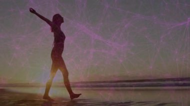 Sahilde yürüyen insan silueti ağ bağlantıları animasyon örtüsüyle. Teknoloji, iletişim, dijital, bağlantı, fütüristik, yenilik