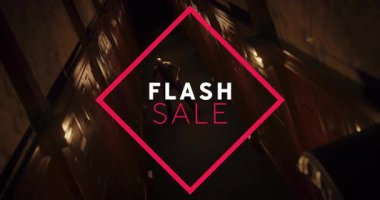 Loş ışıklı koridorda, kırmızı elmas ve Flash Sale mesajı dikkat çekiyor. Promosyon, pazarlama, indirim, perakende, ilgi çekici, ticaret
