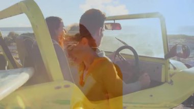 Plajda üstü açık araç kullanmak, insanlar gökyüzünde günbatımı animasyonunu izlemek. Seyahat, macera, tatil, okyanus, sahil şeridi, boş zaman