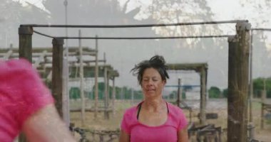Pembe gömlekli bir kadın soyut bir animasyonla dışarıda egzersiz yapıyor. Fitness, egzersiz, egzersiz, eğitim, aktif, teknoloji