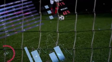 İnternetin arkasında, futbolcu okuldaki animasyon veri grafiklerini ve grafiklerini analiz ediyor. Spor, atlet, analiz, teknoloji, istatistik, eğitim