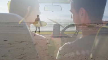 Sörf tahtası tutuyor, sahilde okyanus manzaralı sörfçü, üstü açık araba kullanan çift. Sörf, macera, seyahat, özgürlük