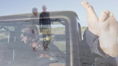 Kumda yürümek, animasyon örtüsü olan çiftler, plaj sürmekten hoşlanan insanlar. tatil, rahatlama, rahatlama, kıyı, neşe