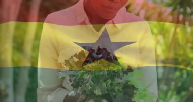 Üzerinde Gana bayrağı olan bitkiler, bahçe animasyonunda gülümseyen biri. Bahçıvanlık, doğa, vatanseverlik, bahçıvanlık, yeşillik, kültür