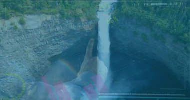 Strateji metni ve veri işleme animasyon örtülü şelale manzarası. Doğa, teknoloji, analitik, dijital, yenilik, görselleştirme