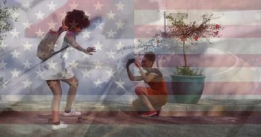 Amerikan bayrağı animasyon kaplamalı kaykay, açık havada eğlenen iki kişi. Vatansever, özgürlük, yaz, yaşam tarzı, enerjik