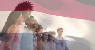 Hollanda bayrağı animasyonuna gülümseyen bir grup arkadaş. çeşitlilik, vatanseverlik, kutlama, birlik, milliyet, kültür