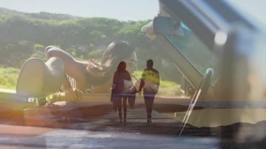 Kumsalda el ele tutuşmak, üstü açık arabada kadın animasyonu yapan bir çift. Aşk, aşk, ulaşım, seyahat, tatil