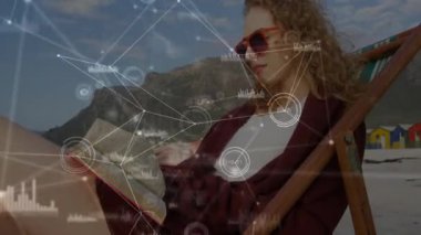 Plajda ağ bağlantıları ve veri işleme animasyonu olan bir kadın. Teknoloji, dijital, bağlantı, eğlence, analitik, yenilik