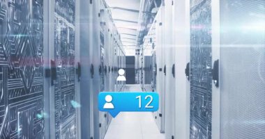 Sunucu odası koridorunda dijital kullanıcı simgeleri ve veri işleme animasyonu. Teknoloji, ağ, iletişim, siber güvenlik, grafikler