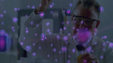 Laboratuvarda dijital veri işleme animasyon örtüsüyle çalışan bir bilim adamı. Araştırma, teknoloji, yenilik, analiz, bilim, deney