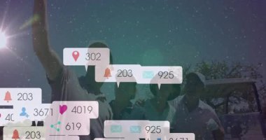 Özçekim yapmak, arka planda sosyal medya bildirimleri olan insanlar. dijital, katılım, çevrimiçi, etkileşim, teknoloji, cep telefonu