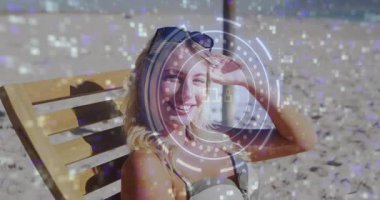 Kumsalda, dijital arayüz animasyonuyla kendini gizleyen bir kadın. Teknoloji, tatil, rahatlama, rahatlama, fütüristik, yenilik