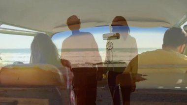 Kumsalda yürümek, arabanın camından el ele tutuşmak, animasyon yaratmak. Romantik, deniz kenarı, tatil, açık hava, aşk, ilişki