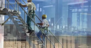 Merdivenleri çıkmak, gökdelenlerin üzerinde finansal veri animasyonu olan inşaat işçileri. ekonomi, büyüme, kentsel, kalkınma, iş, ilerleme