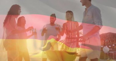 Arkadaşlarla plajda barbekü, Alman bayrak animasyonu sahnesi. Kutlama, yaz, açık hava, ızgara, parti, eğlence