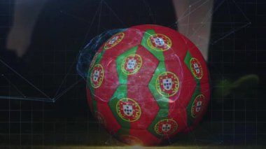 Dijital ağ animasyonu üzerinde Portekiz bayrakları olan kırmızı ve yeşil futbol topu. Spor, bağlantı, rekabet, takım çalışması