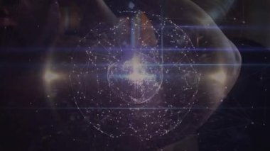 Arka planda insan yüzü üzerinde bağlantı ve veri işleme animasyonu ağı. Teknoloji, dijital, fütüristik, siber, görselleştirme, arayüz