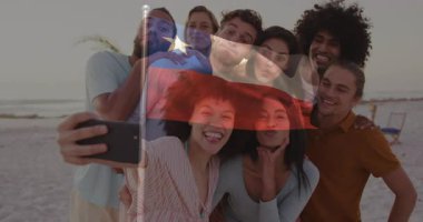 Bir grup arkadaş, Şili bayrak animasyonunda selfie çekiyorlar. Seyahat, arkadaşlık, yaz, tatil, sahil şeridi, boş zaman