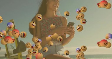 Bulanık arkaplan üzerinde animasyon olarak çeşitli ifadeler içeren havada süzülen ifadeler. Emoji, dijital, animasyon, iletişim, çizgi film, karakter